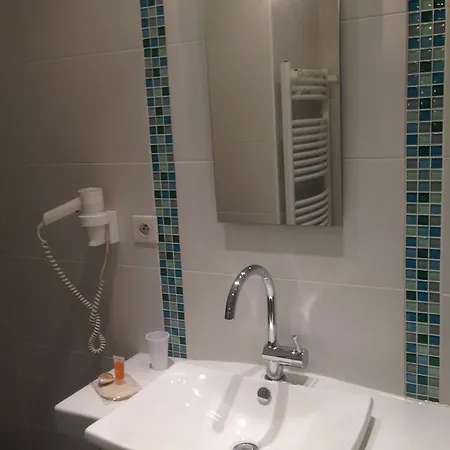 & Rodier X Cafe Bar & Restaurant Hotel 2*